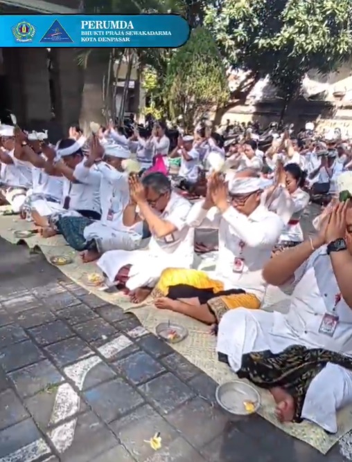 Rabu, 16 Agustus 2023 Persembahyangan Bersama Dalam Rangka Perayaan HUT Ke_19 Perumda Bhukti Praja Sewakadarma .