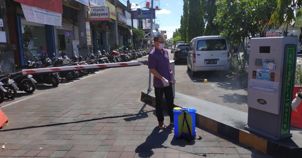 Perumda Bhukti Praja Sewakadarma juga berupaya maksimal mencegah penyebaran virus corona (Covid-19). Salah satunya melindungi juru parkir (jukkr) dan petugas parkir dengan membekali hand sanitizer,