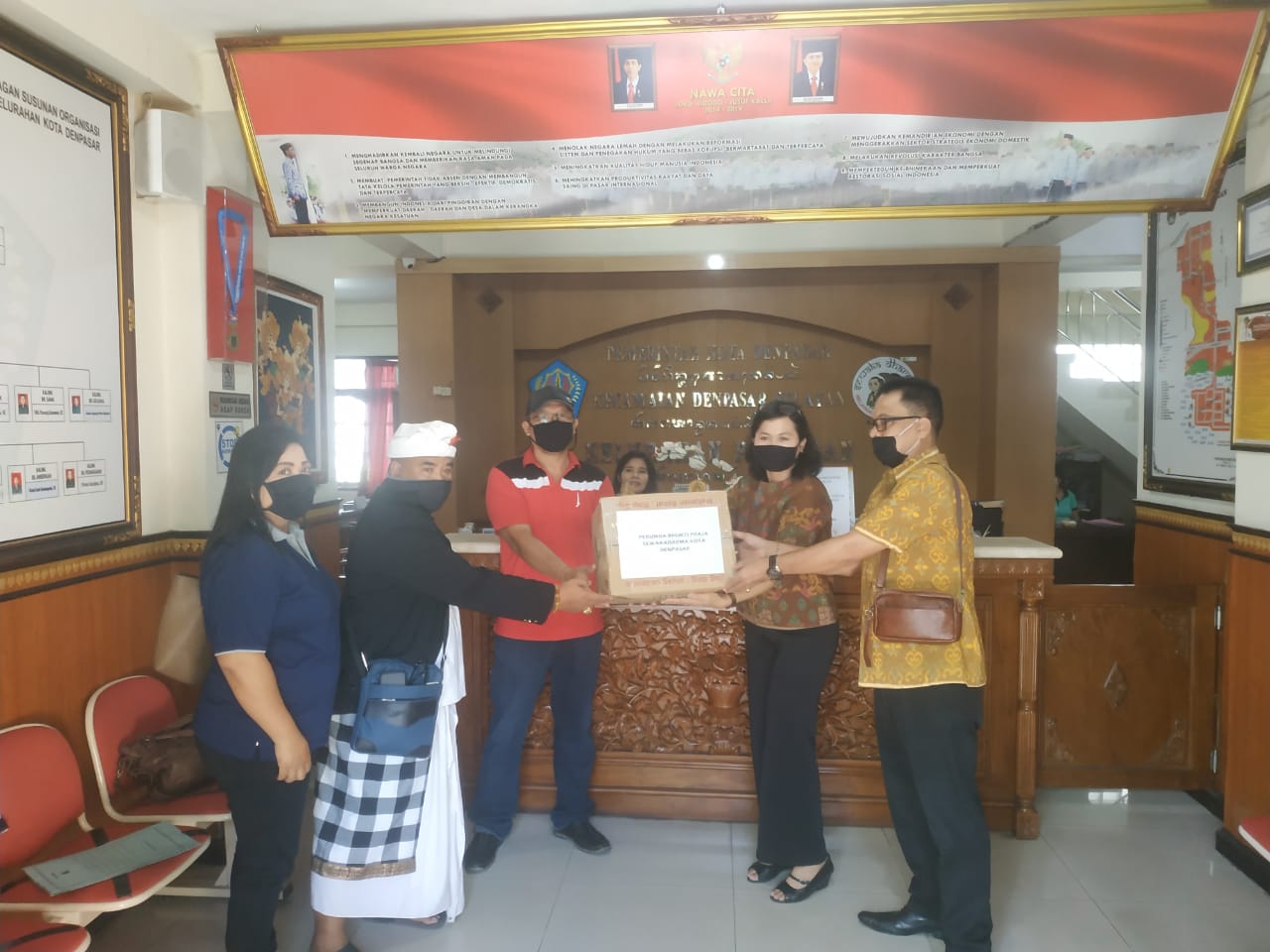 Perumda Bhukti Praja Sewakadarma Selaku Bapak Angkat Kelurahan Pedungan, Jumat (17/04) menyerahkan bantuan masker untuk didistribusikan kepada warga Kelurahan Pedungan.