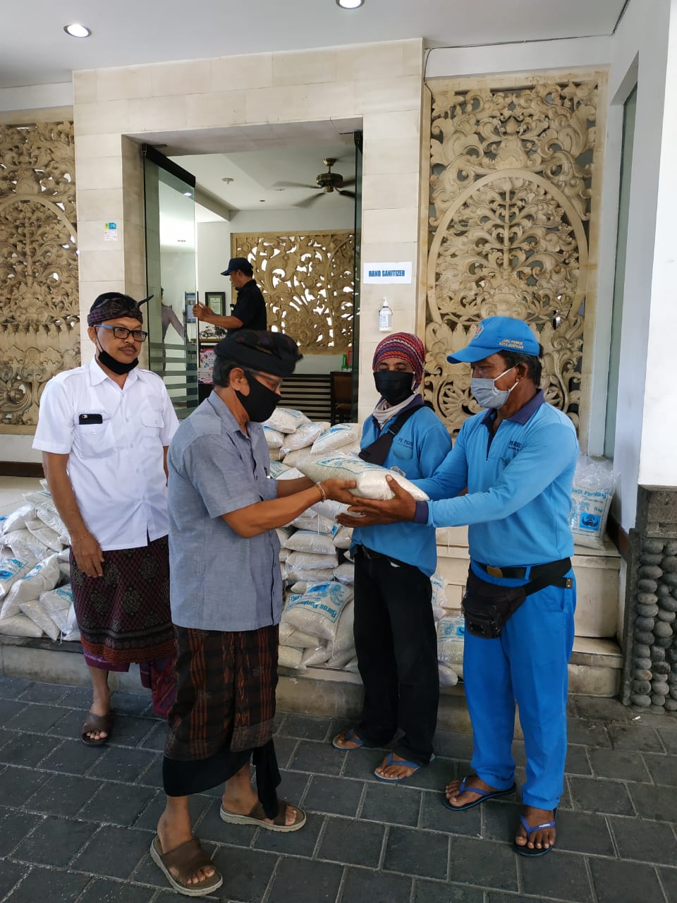 Perumda Bhukti Praja Sewakadarma Menerima dan Mendistribusikan Bantuan Beras Yang Diserahkan Oleh ASN Pemerintah Kota Denpasar Yang Tergabung Dalam Wadah Organisasi KORPRI Melalui Dinas Sosial Kepada Seluruh Juru Parkir Dan Petugas Parkir